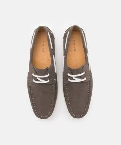 Pier One Vendre-Réclame Chaussures bateau rond homme -magasin Pier One 0f6fc898e8a84438bf5924677577188e