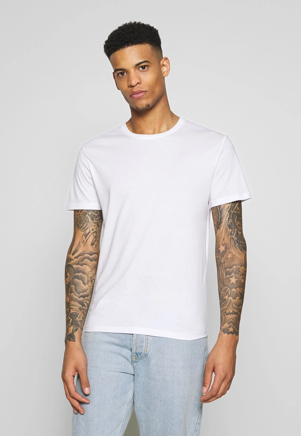 Pier One 3 PACK - T-shirt basique - black/ white Prix Gelé t-shirts col rond homme 5 Pier One 3 PACK - T-shirt basique - black/ white Prix Gelé t-shirts col rond homme – Image 3