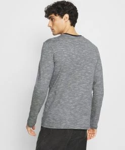 Prix Incroyables Pier One T-shirt à manches longues t-shirts col rond homme 10 Prix Incroyables Pier One T-shirt à manches longues t-shirts col rond homme -magasin Pier One 353da4f694d04a2cb270390c977f7b36