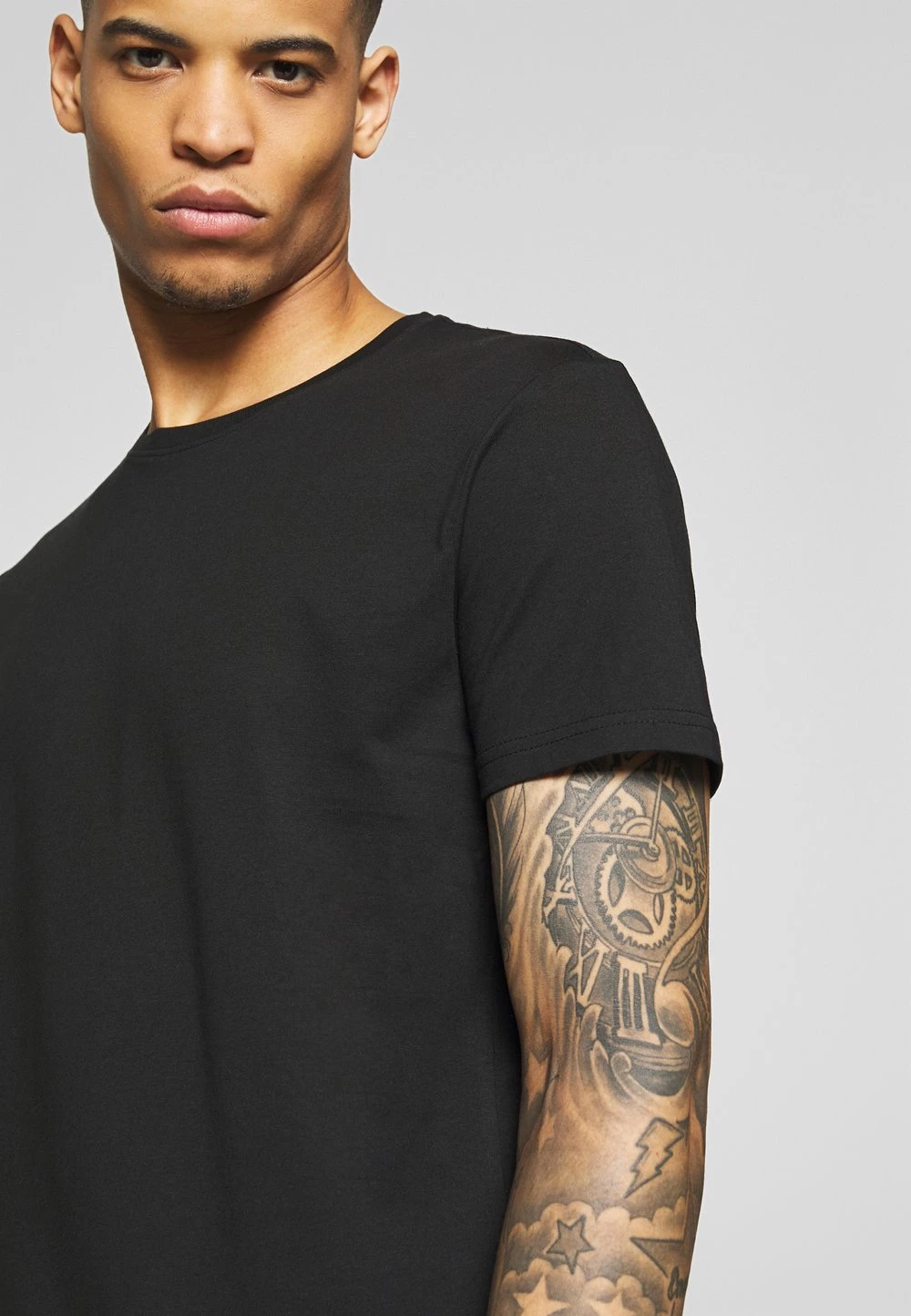 Pier One 3 PACK - T-shirt basique - black/ white Prix Gelé t-shirts col rond homme 7 Pier One 3 PACK - T-shirt basique - black/ white Prix Gelé t-shirts col rond homme – Image 5