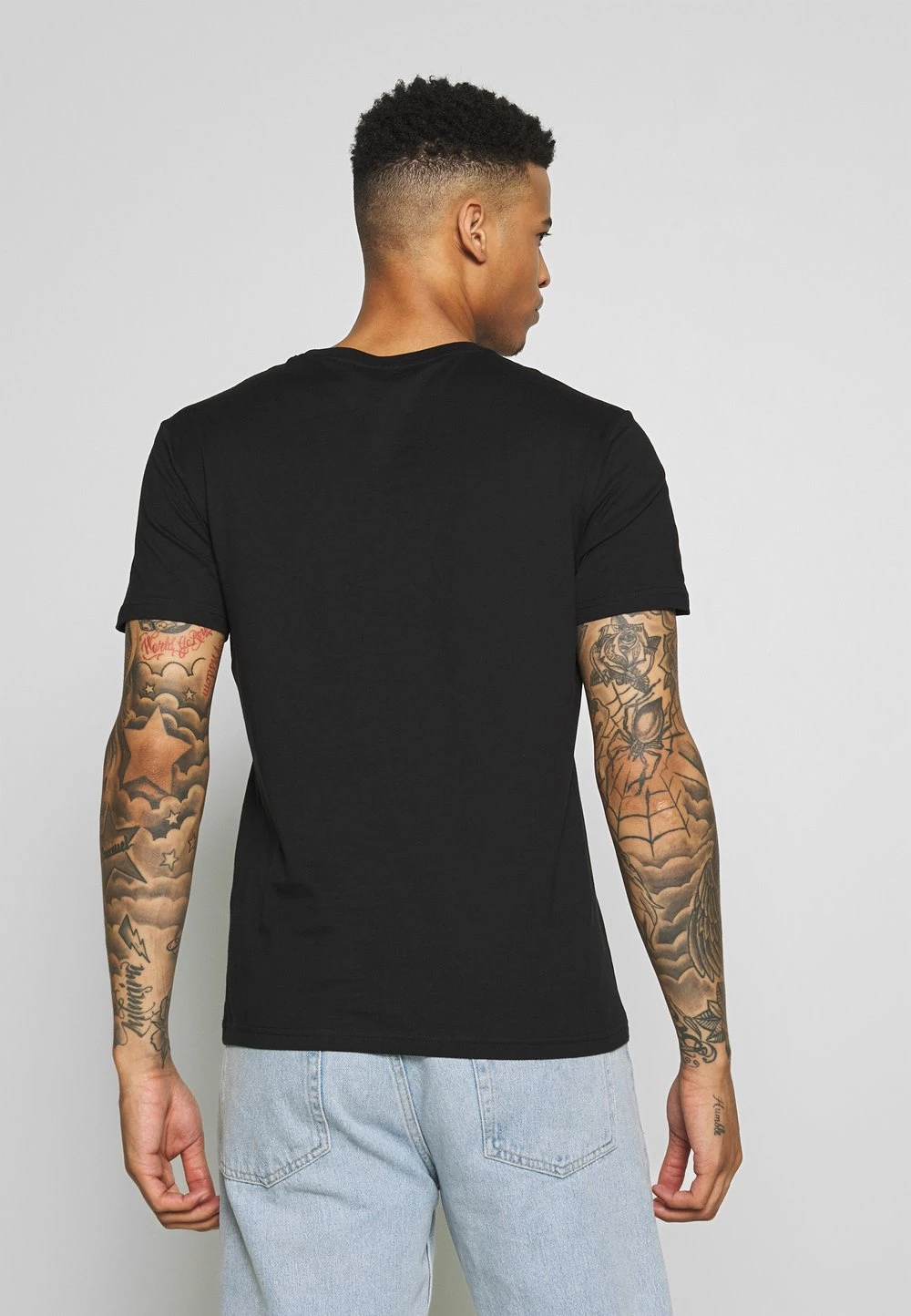 Pier One 3 PACK - T-shirt basique - black/ white Prix Gelé t-shirts col rond homme 6 Pier One 3 PACK - T-shirt basique - black/ white Prix Gelé t-shirts col rond homme – Image 4