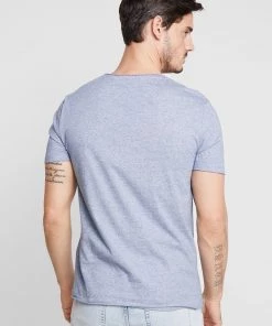 Pier One T-shirt imprimé Prix d’Amis t-shirts encolure large ronde homme 10 Pier One T-shirt imprimé Prix d’Amis t-shirts encolure large ronde homme -magasin Pier One 7b2a15de71af4c949bcf350910e76cdf