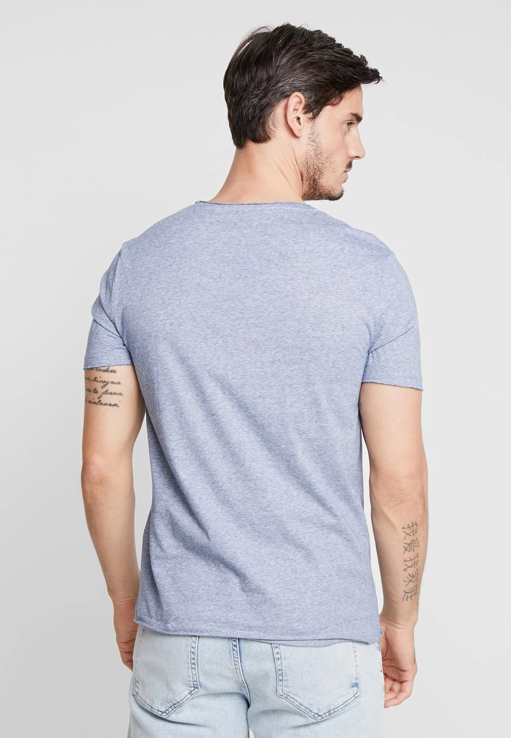 Pier One T-shirt imprimé Prix d’Amis t-shirts encolure large ronde homme 5 Pier One T-shirt imprimé Prix d’Amis t-shirts encolure large ronde homme – Image 3