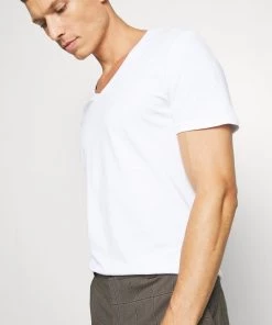 Pier One Prix Bradés 2 PACK - T-shirt basique t-shirts col en v profond homme -magasin Pier One 8a50f47374ab42e380a66ae8b1778f0e