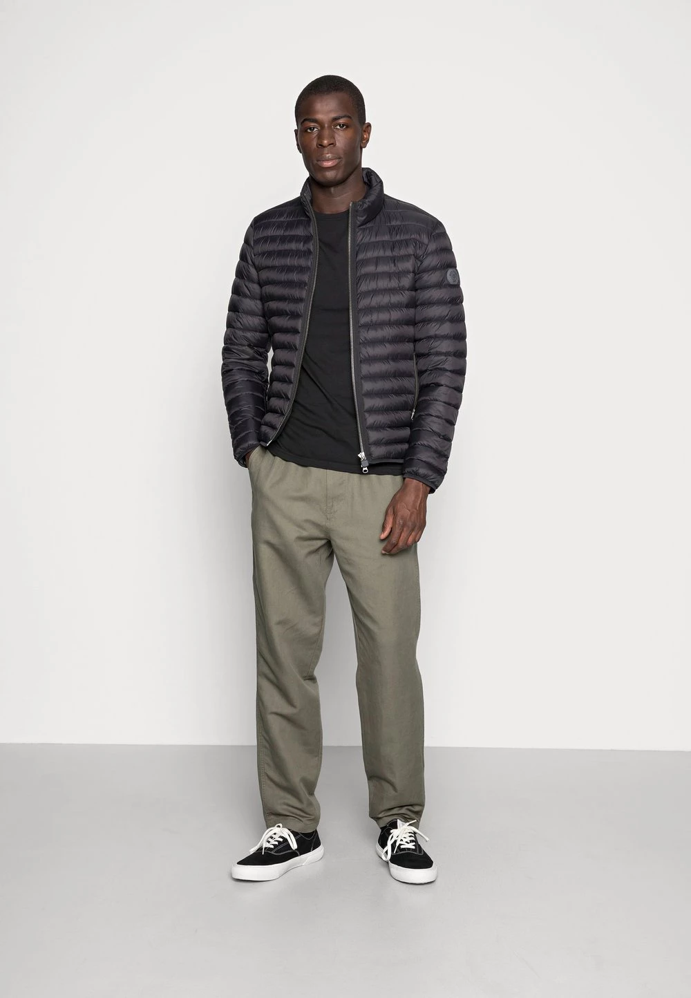 Pier One 5 PACK - T-shirt basique Bas Prix t-shirts col rond homme 3 Pier One 5 PACK - T-shirt basique Bas Prix t-shirts col rond homme