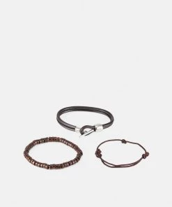 Prix Sacrifiés Pier One SET - Montre montres et bijoux boucle ardillon homme -magasin Pier One a1d4c789bd42499cb1b81fef4b4c9c7b