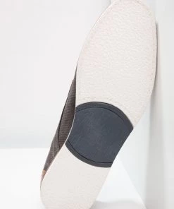 Pier One Chaussures à lacets Prix Sacrifiés derbies et richelieus rond homme -magasin Pier One a3f5e508e806416a83f3fbfcabeb52e4