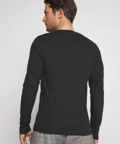 En promotion Pier One 2 PACK - T-shirt à manches longues t-shirts col rond homme -magasin Pier One b2ae0ed0844241398576a6d2524b1cab