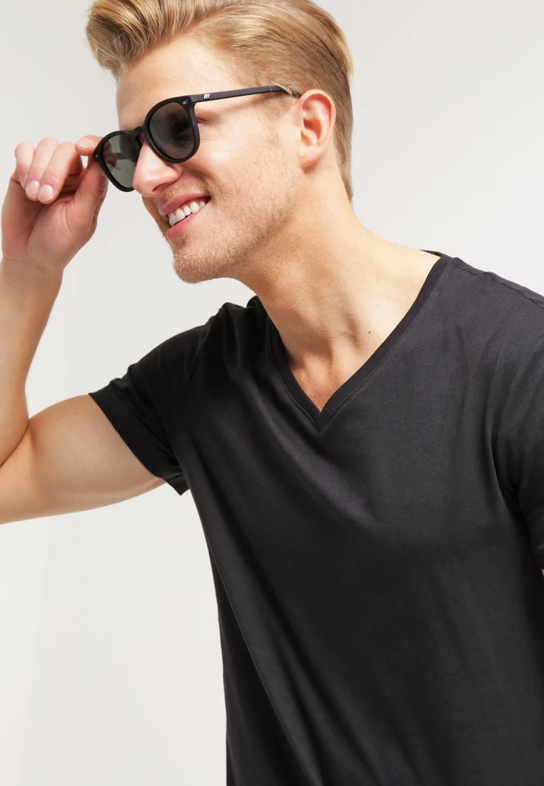 Pier One Prix Compétitif 2 PACK - T-shirt basique t-shirts col en v profond homme 6 Pier One Prix Compétitif 2 PACK - T-shirt basique t-shirts col en v profond homme – Image 4