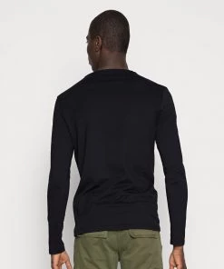 Pier One 2 PACK - T-shirt à manches longues Prix Allégé t-shirts & polos col rond homme -magasin Pier One f9dd2c367aa54e60a50b46674e02c572